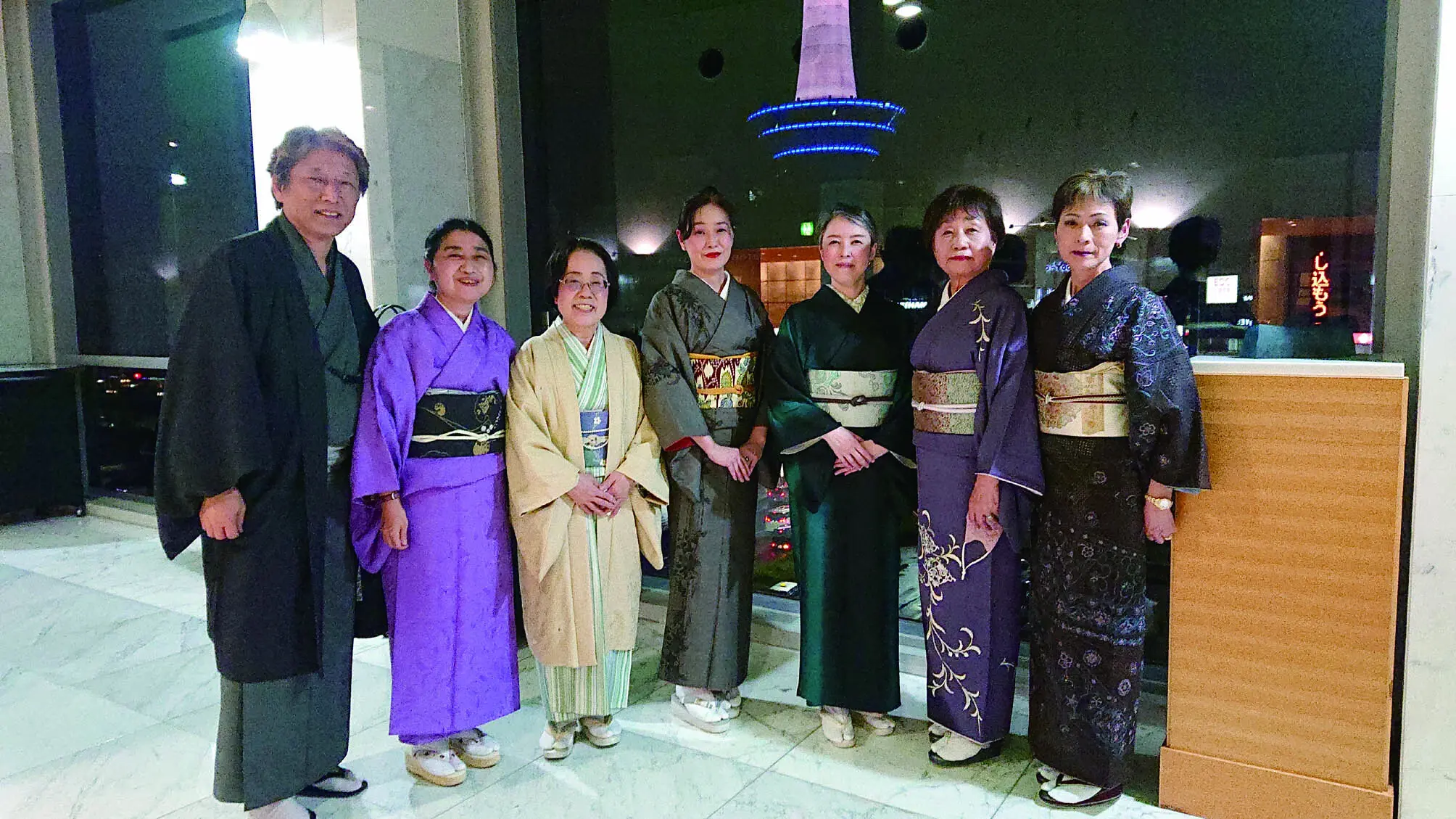 京都呉服グループ主催「尾崎亜美きものコンサート」京都タワーをバックに着物集合写真
