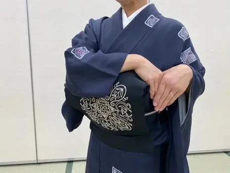 着付け教室風景、帯の前結び