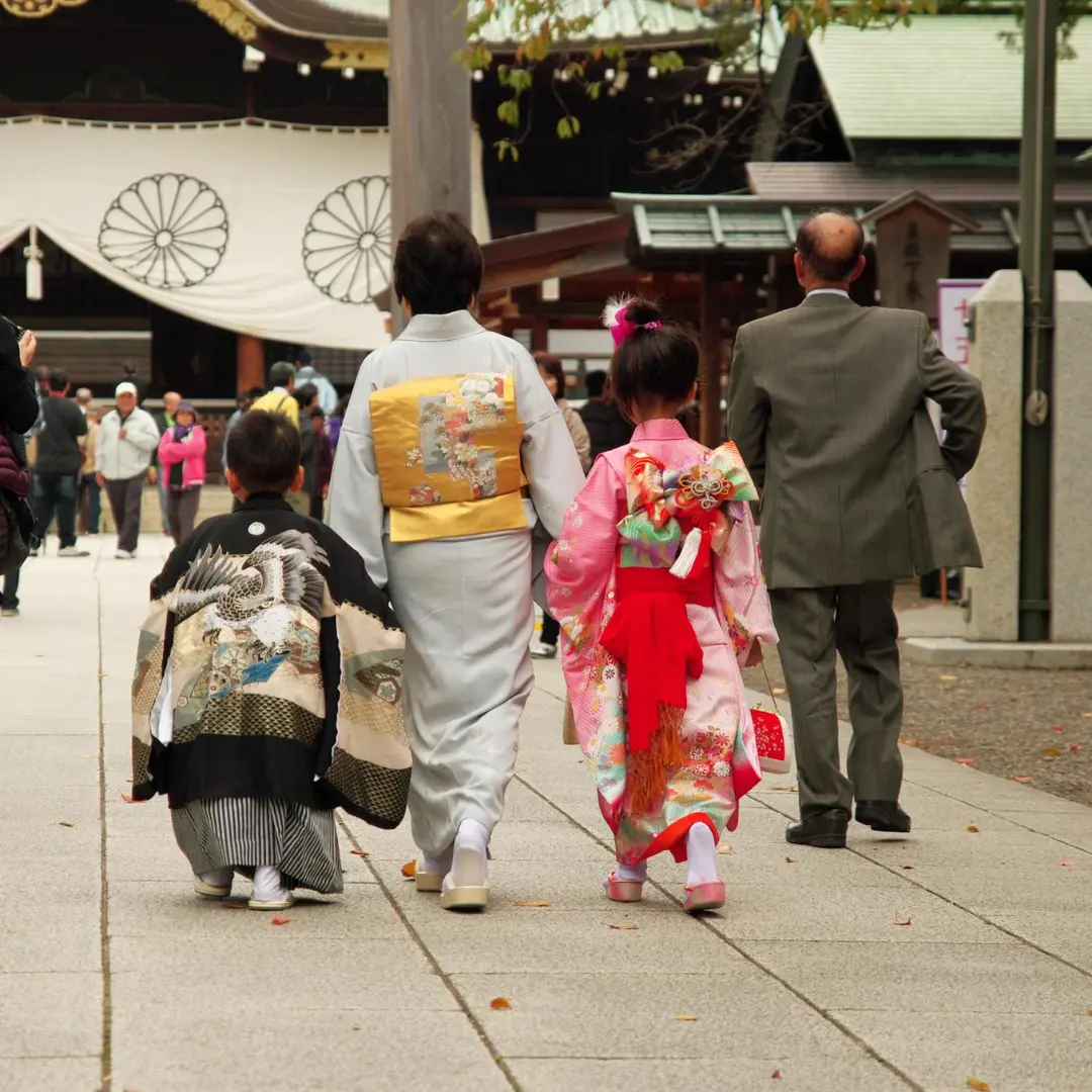 七五三へ向かう親子四名