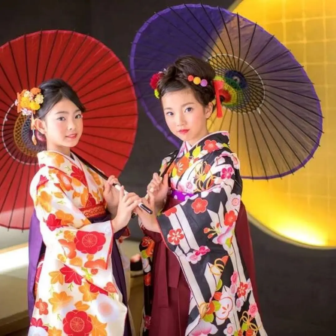 振袖姿の女性二人がおしゃれに傘を持つ