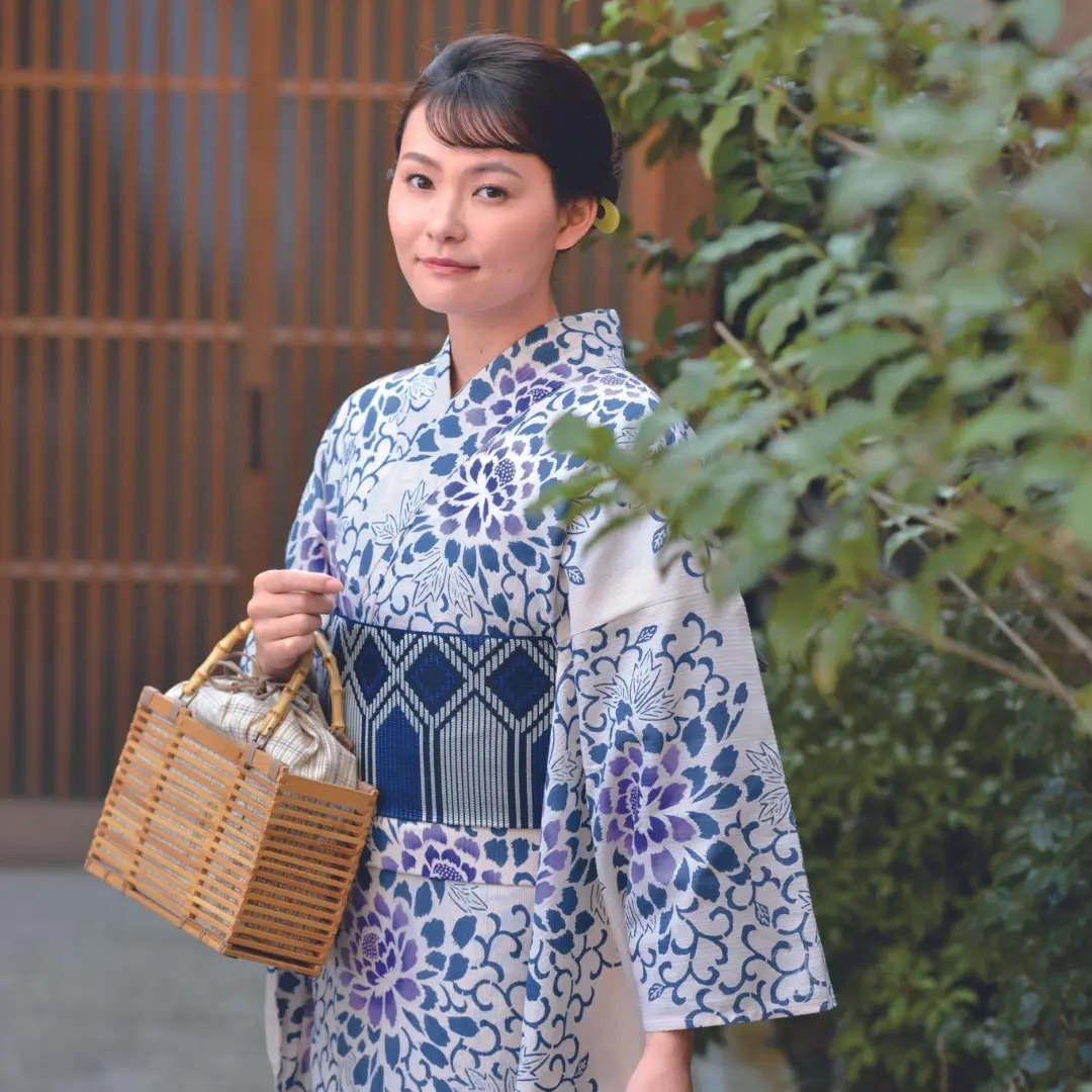 浴衣姿でお出かけの女性