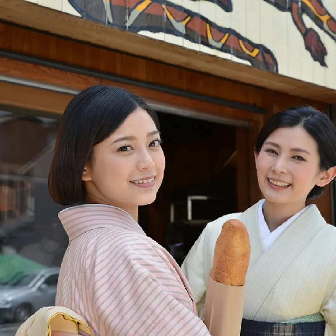 着物姿で買い物をする女性二人