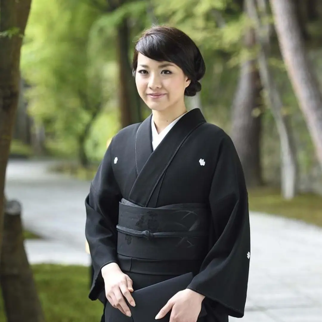 黒い着物姿の女性
