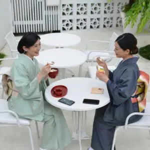 喫茶店で会話をする着物姿の女性二人