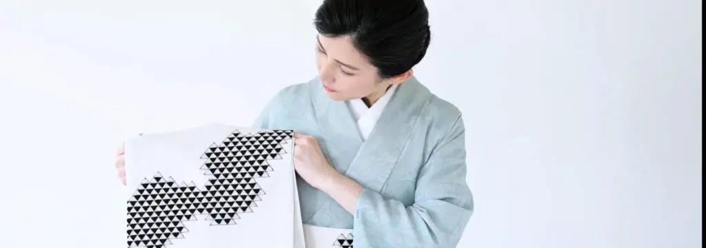 着物の帯を調べる女性