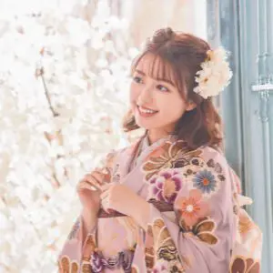 ピンク色の振袖姿の若い女性