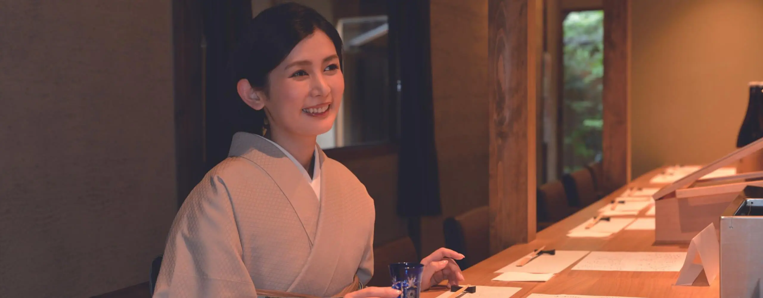 京都まるなか、スライドショー、カウンターに座っている着物姿の女性、デスクトップ用