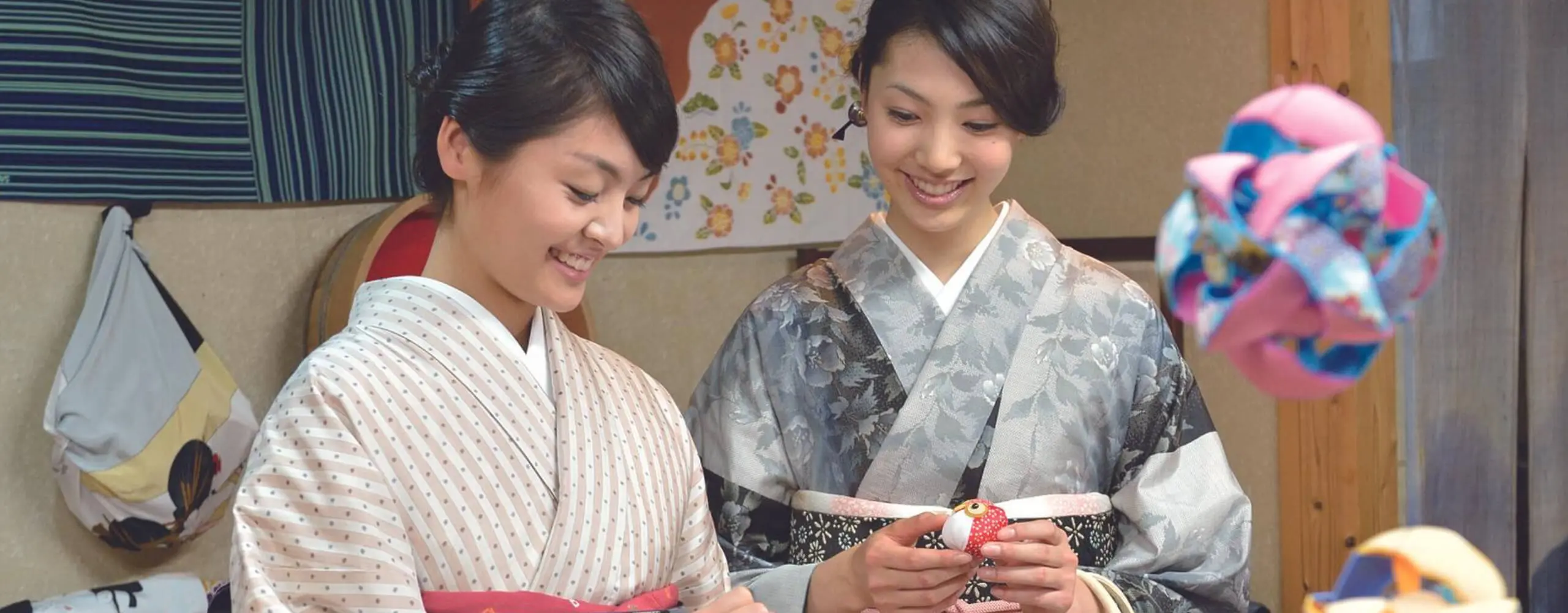 京都まるなか、スライドショー、買い物を楽しみ二人の着物姿の女性、デスクトップ用