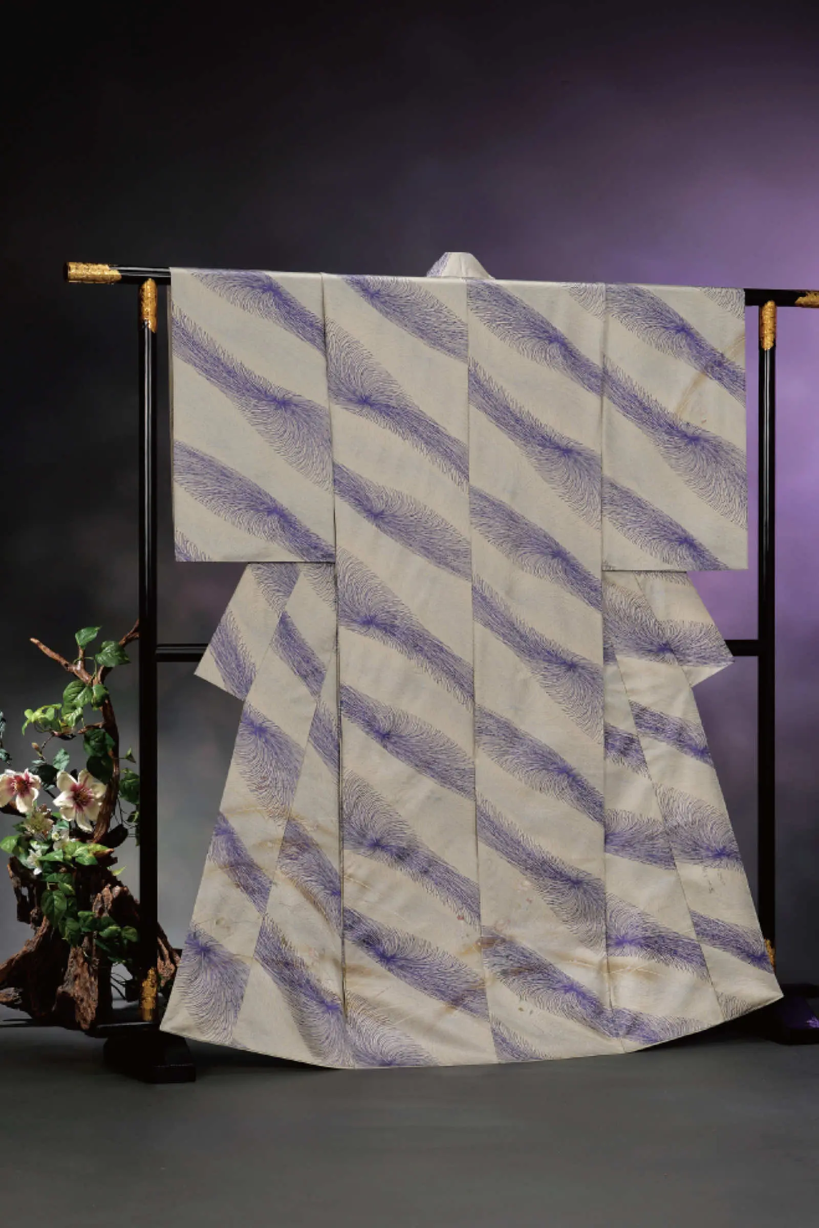 訪問着 〈 截金 きりかね〉迎賓館にも施されている截金は仏教と共に伝来し、仏像や仏画を荘厳する装飾技法でしたが、13世紀をピークに衰退。近年その截金の技法が工芸品や壁面装飾など仏教美術以外のジャンルにも適用され、 その優美な煌めきが注目されています。