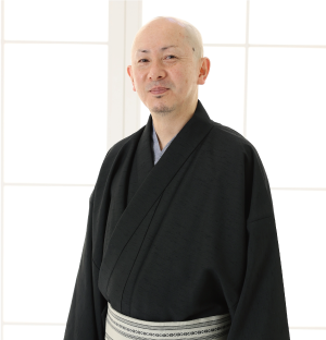 ●趣味 娘と買い物など ▶特技 特になし ●好きな着物/産地や名称 小紋 【座右の銘】 石の上にも三年 私は洋服業界から転身して早2年になりましたが、 着物に関してはまだま だなので日々コツコツと、 お客様に喜んでいただけるように頑張っていき たいと思います。