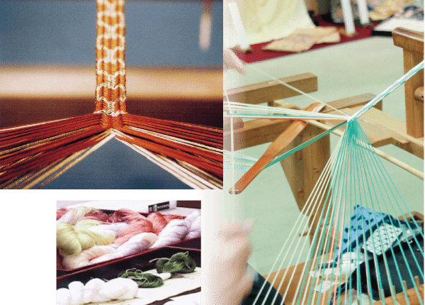 日本の伝統的な編み込み技法のクローズアップ。画像には、木製の織機で茶色と白の糸を使って編む編み込みの様子が写っています。別のセクションでは、水色の糸が織られている様子が写っています。左下には、ピンク、緑、白のカラフルな糸が展示されています。.
