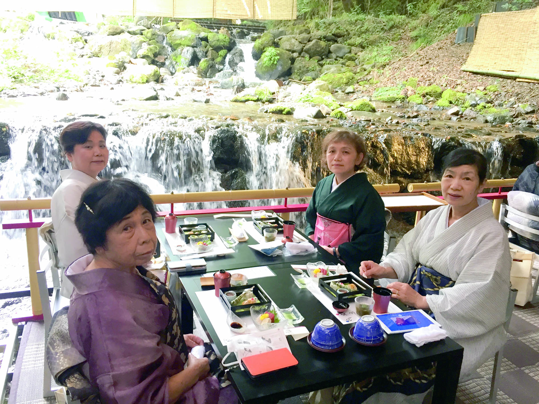 京都の奥座敷・貴船の川床で食事・四人テーブル