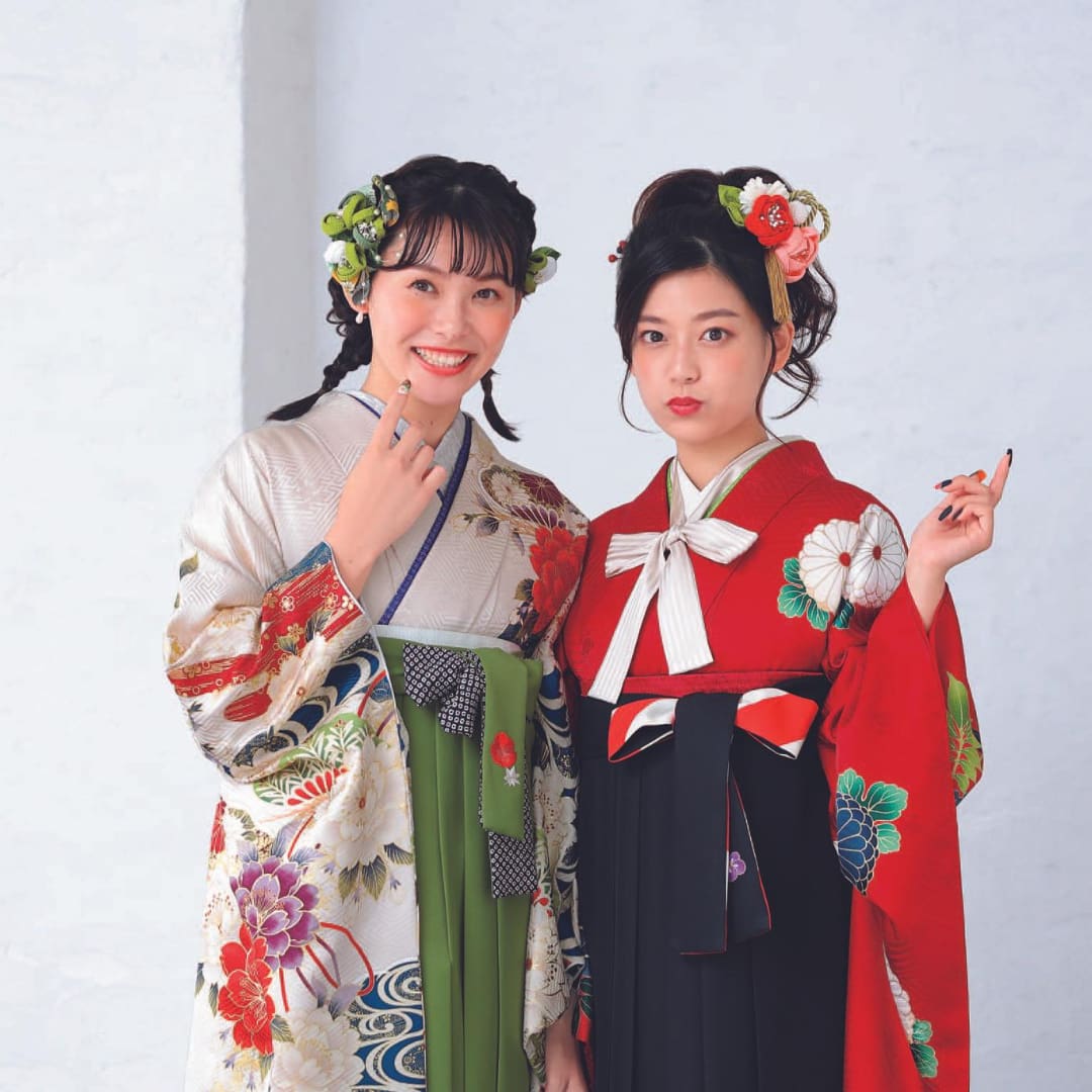 袴姿の若い女性二人