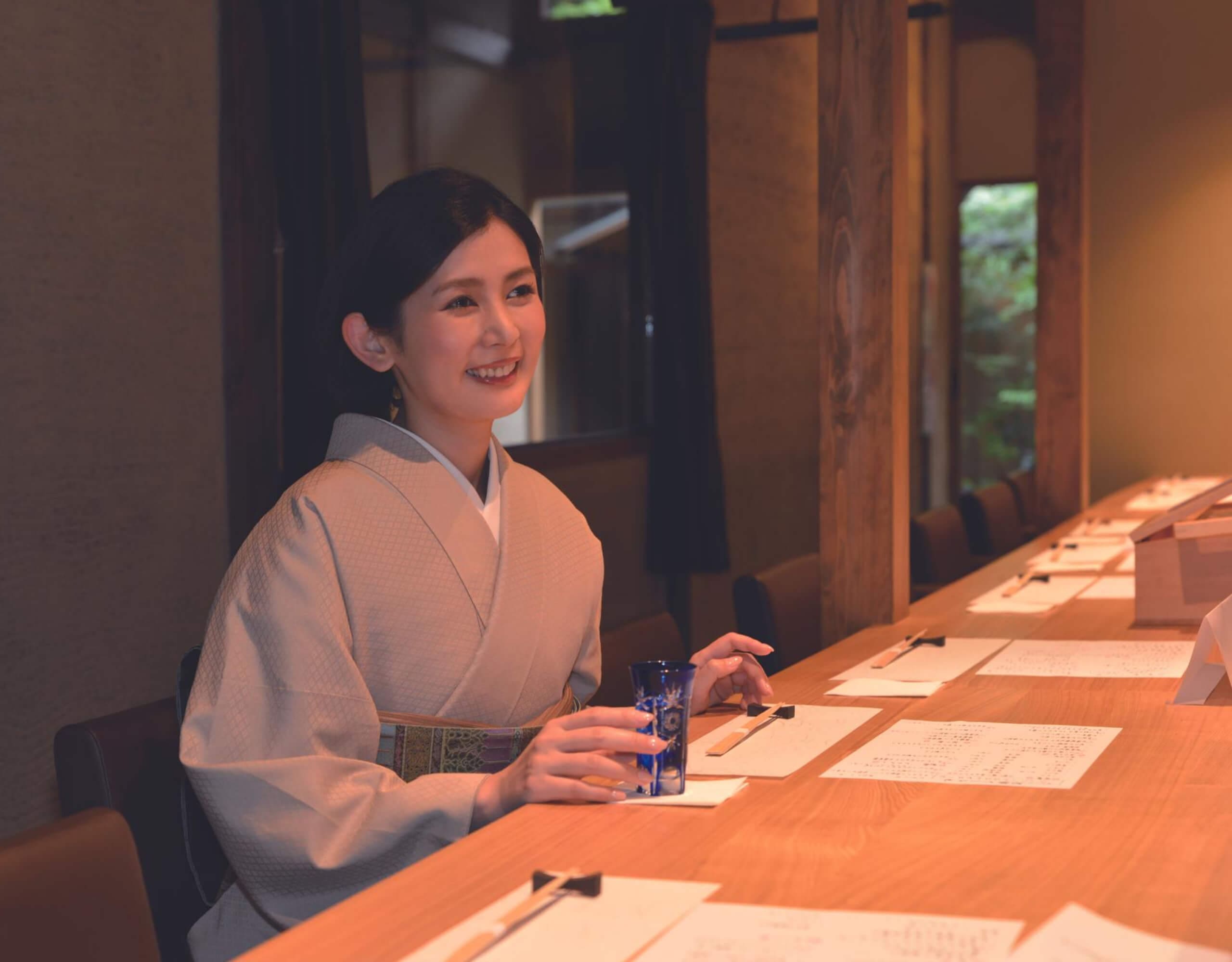 京都まるなか、スライドショー、カウンターに座っている着物姿の女性、モバイル用