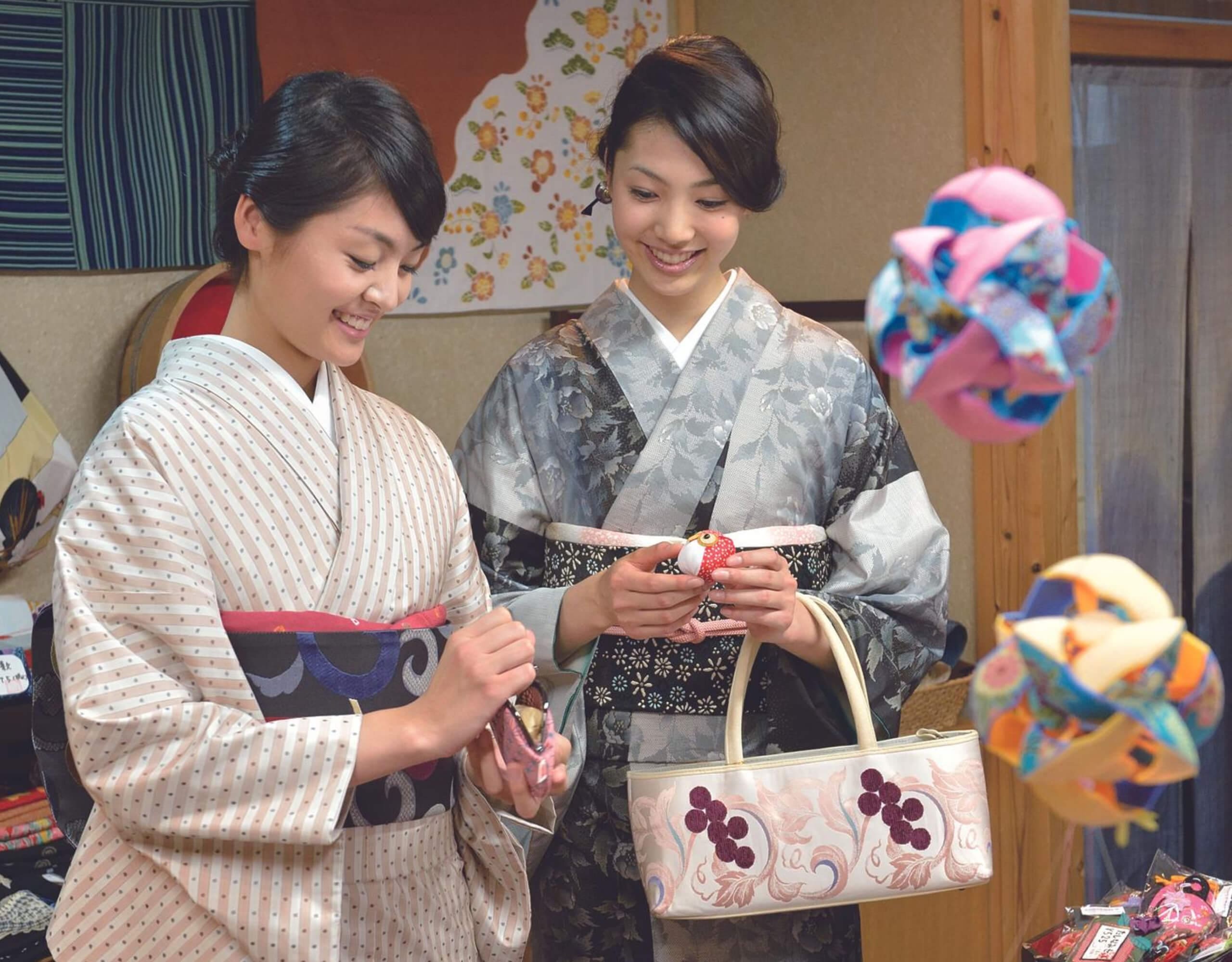 京都まるなか、スライドショー、買い物を楽しみ二人の着物姿の女性、モバイル用