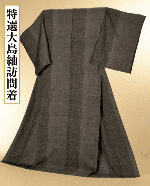 金色の背景に、伝統的な織りの濃い灰色の着物が描かれています。着物には繊細な模様の縦縞が描かれています。左側には、白い帯の上に黒で縦書きの日本語の文字が書かれています。.