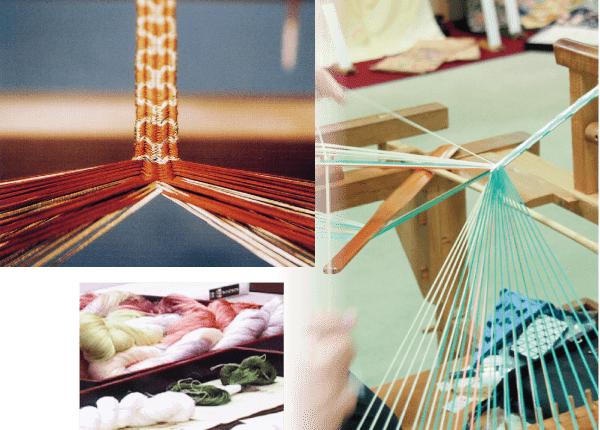 日本の伝統的な編み込み技法のクローズアップ。画像には、木製の織機で茶色と白の糸を使って編む編み込みの様子が写っています。別のセクションでは、水色の糸が織られている様子が写っています。左下には、ピンク、緑、白のカラフルな糸が展示されています。.